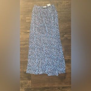 Women’s size small skirt. NWT